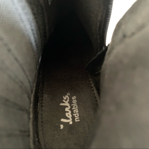 Clarks - Black Leather Ankle Boots with Heel - Size 8M - Picture 11 of 12
